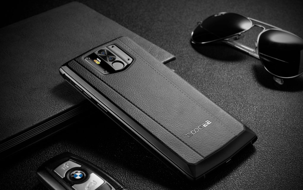 DOOGEE N100 поставляется с массивной батареей емкостью 10 000 мАч