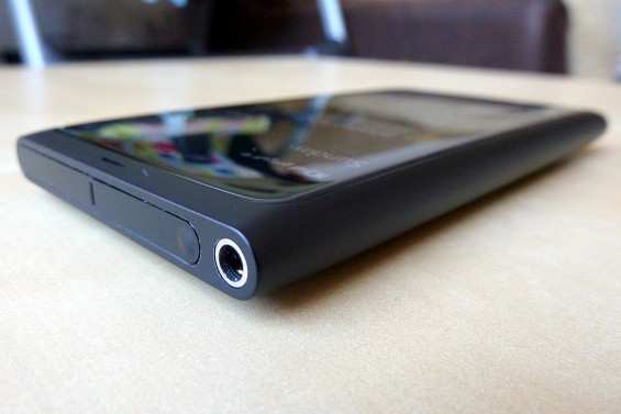 Nokia N9 side 1