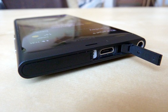 Nokia N9 USB port flap
