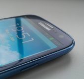 Picture Special   Samsung Galaxy SIII   Pebble blue vs white