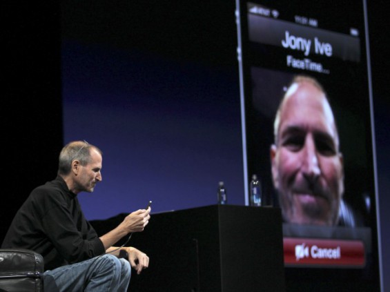 10967 steve jobs demonstrates the facetime feature on the iphone 4