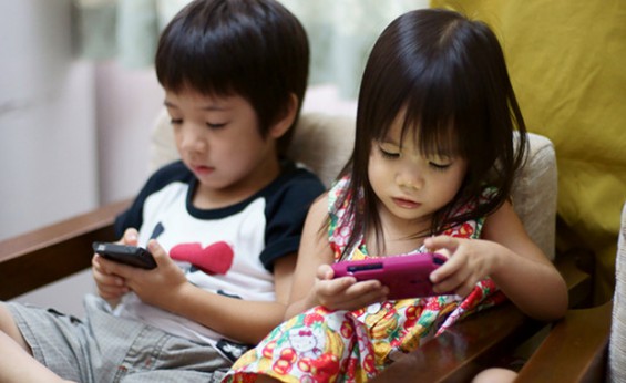 japan kids children smartphone