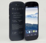 Read texts on your backside with a dual screen on the Yotaphone