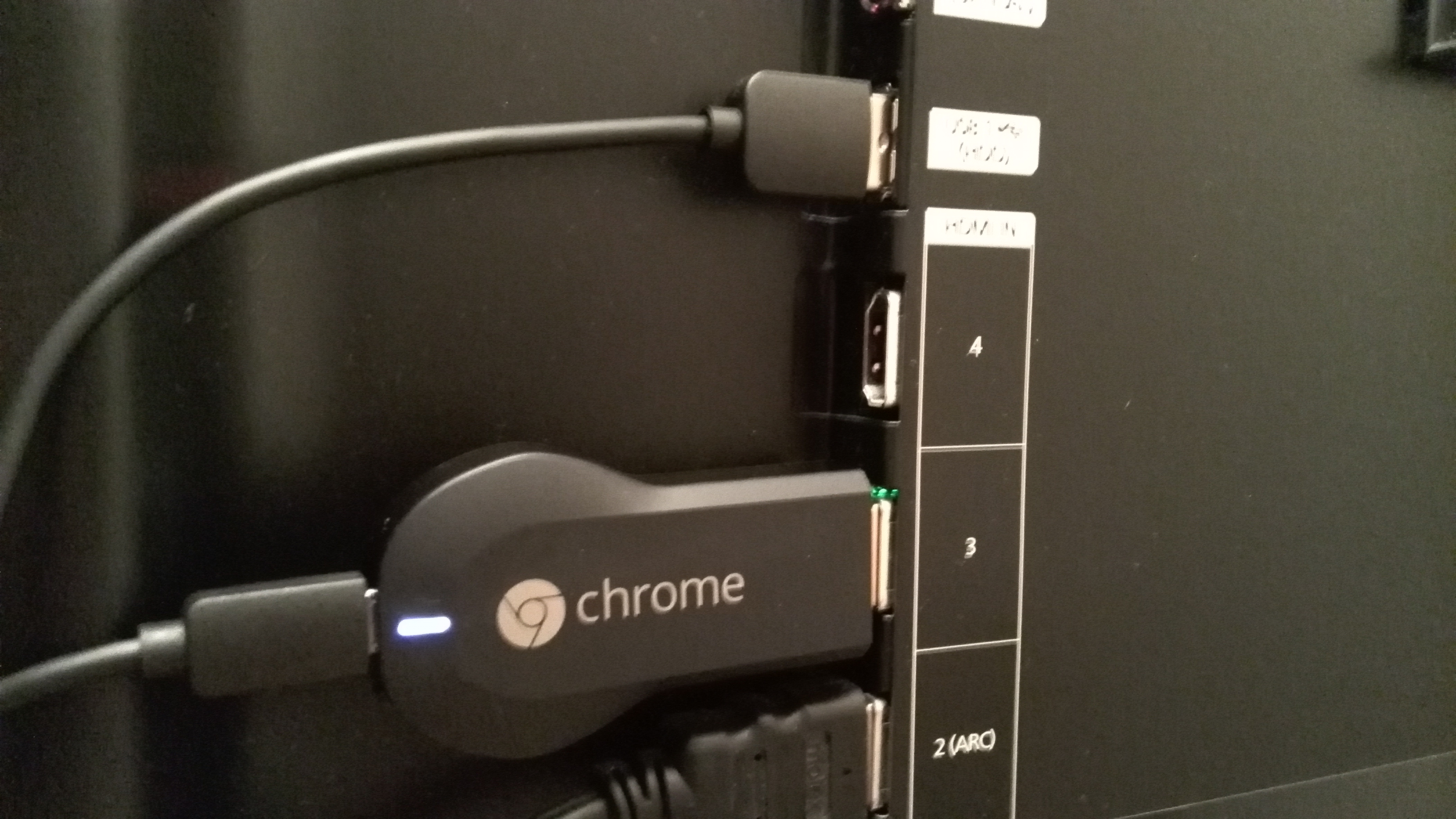 Chromecast built in как пользоваться. Chromecast зарядка. Chromecast на телевизоре Samsung. Chromecast трансляция с ПК на телевизор. Хромкаст с телефона на телевизор.