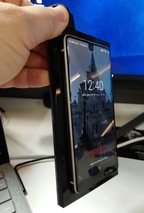 essential phone charging dock2