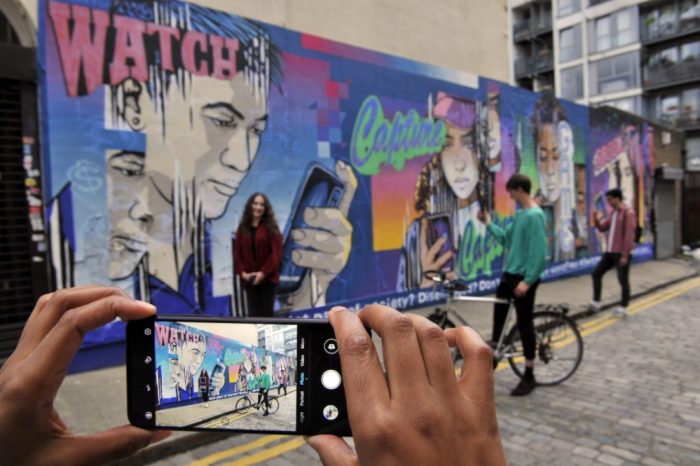 evolving mural london smartphones05538160683.jpg