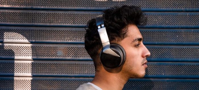 Sonic Lamb – Headphone pertama di dunia yang memungkinkan pemakainya merasakan musik sekaligus mendengarnya