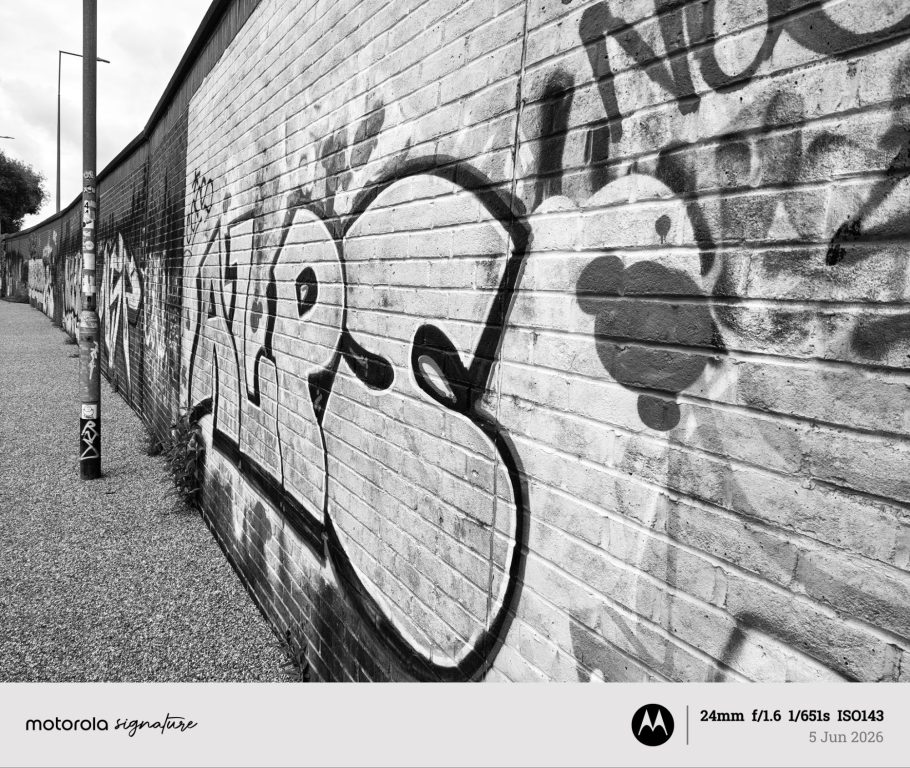 The Motorola Signature: A Premium, Ultra Thin Powerhouse.