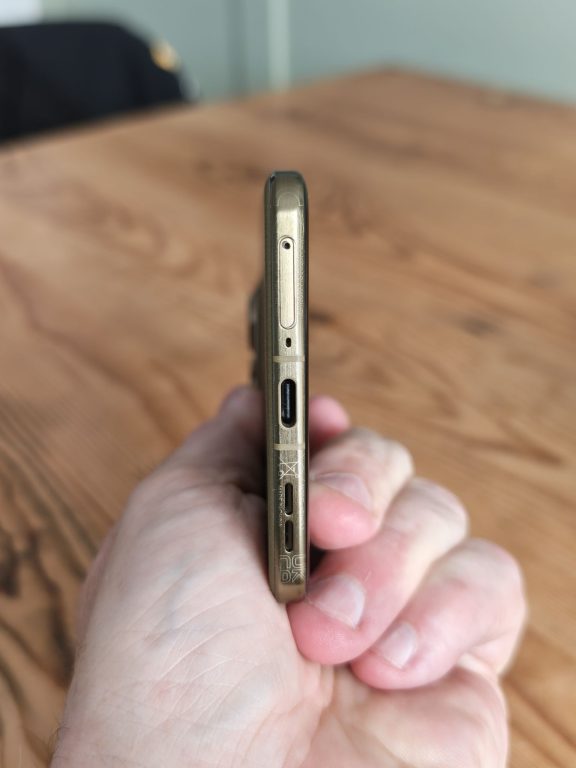 The Motorola Signature: A Premium, Ultra Thin Powerhouse.